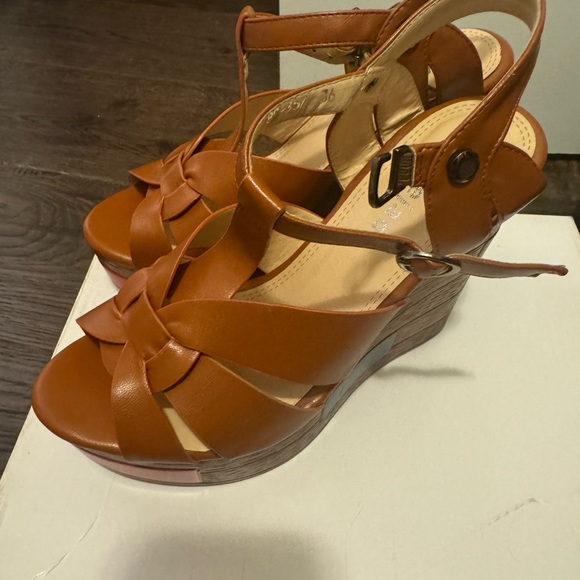 Tan wedges - Picture 6 of 8